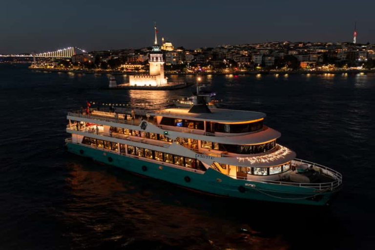 Istanbul: oudejaarsavond rondvaart &amp; diner op Bosporus2026Privétafel met diner en drankjes - trefpunt