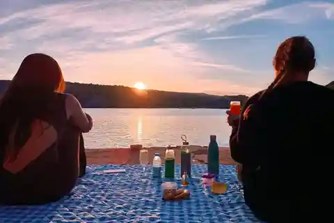 Menorca wacht auf: Frühstück bei Sonnenaufgang