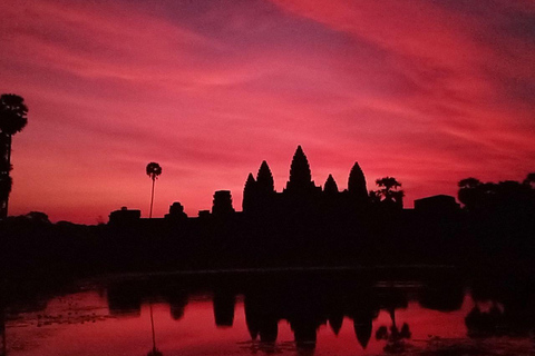 L&#039;alba ad Angkor Wat con un gruppo di condivisione