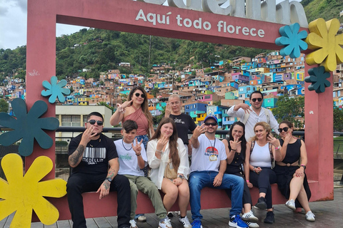Medellín: tour privato delle Comunità 13 e 3 con funiviaMedellín: tour privato dei quartieri 13 e 3 con funivia