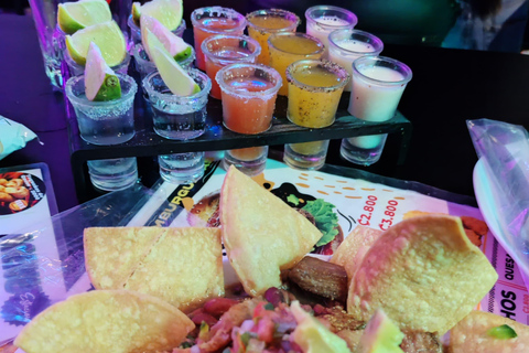 San José: Festa em San José com bebidas e comidaSão José: Festa em São José com bebidas e comida