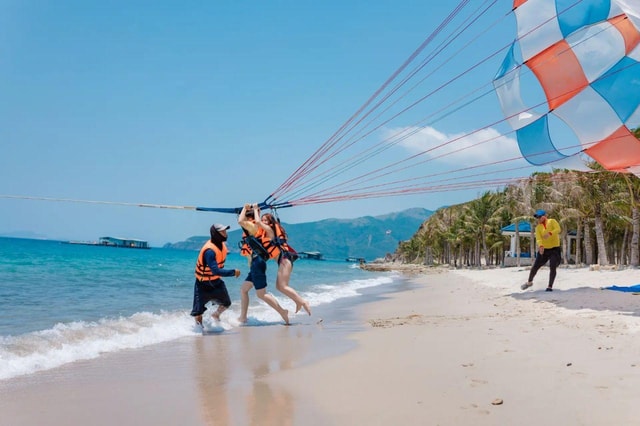 Nha Trang VIP: 3 Islands, Mud Bath & Parasailing Flight