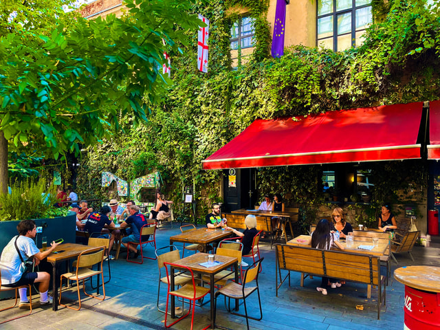 Tbilisi: Left Bank Alternative Street Food Tour with Drinks