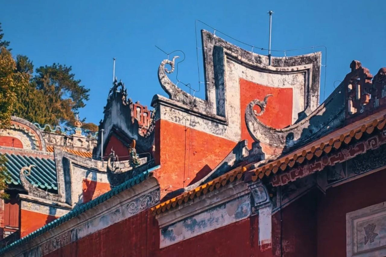 Guilin: Private Wen & Wu Temple Tour with Red Rock Village