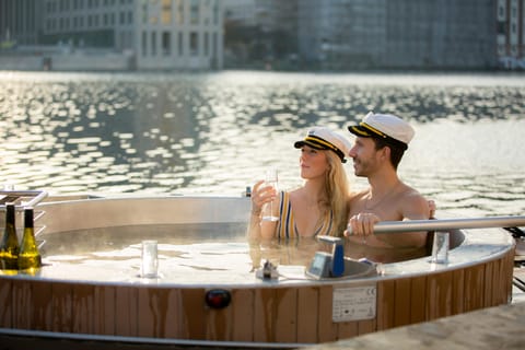 Berlin: Romantic special on a steamboat with champagne and roses
