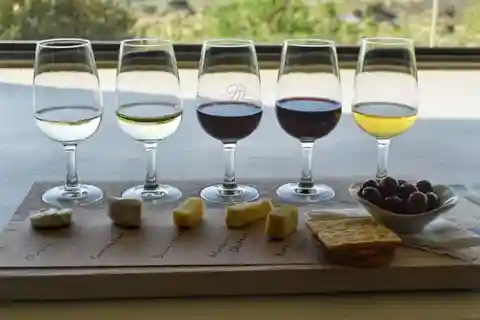 Full day Wine Tour with 14 Wine tasting + Lunch INCLUDED