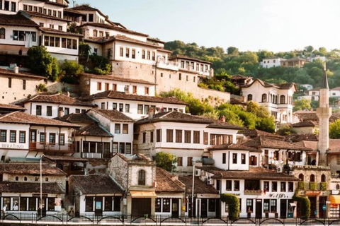 Desde Tirana: Visita de un día a la ciudad de Berat, UNESCO, y al lago BelshiCiudad de Berat UNESCO y Lago Belshi: Excursión de un día desde Tirana