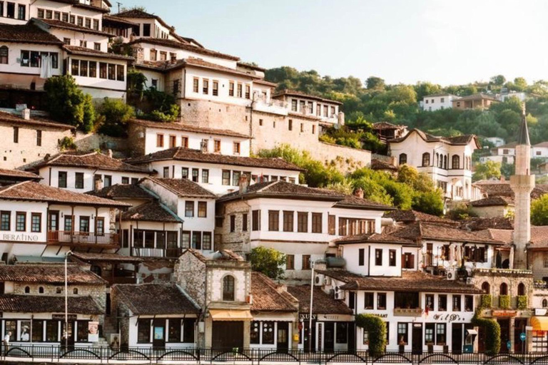 Desde Tirana: Visita de un día a la ciudad de Berat, UNESCO, y al lago BelshiCiudad de Berat UNESCO y Lago Belshi: Excursión de un día desde Tirana