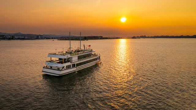 Visit From Hanoi 1-Day Halong 5-Star Cruise w/Jacuzzi & Limousine in Hanoi
