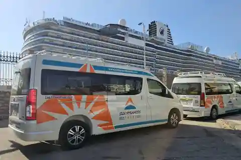 Från Alexandria hamn: Dagsutflykt till pyramiderna i öknen med lunch