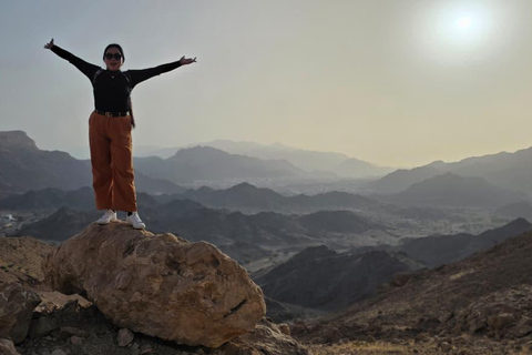 Muscat: Saal Walk Guided Hike with Sunset & City Views Tour