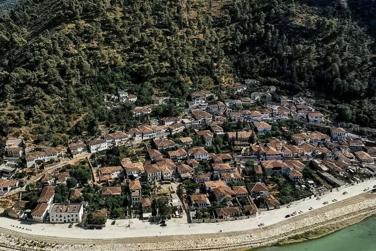 De Tirana/Durres/Golem : Tour de Berat (UNESCO) et du lac Belshi.Depuis Tirana : Tour de Berat (UNESCO) et du lac Belshi.