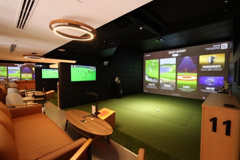 Dubai: Golf Simulator Play & Dine Experience