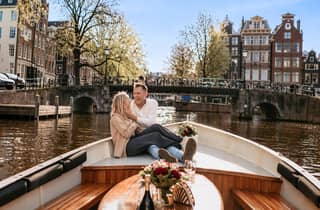 Amsterdam: Private Grachtenfahrt mit Snacks und Getränken