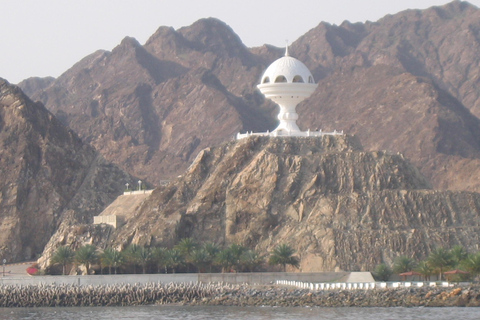 Muscat: Sunset Dhow Cruise with Omani Hospitality