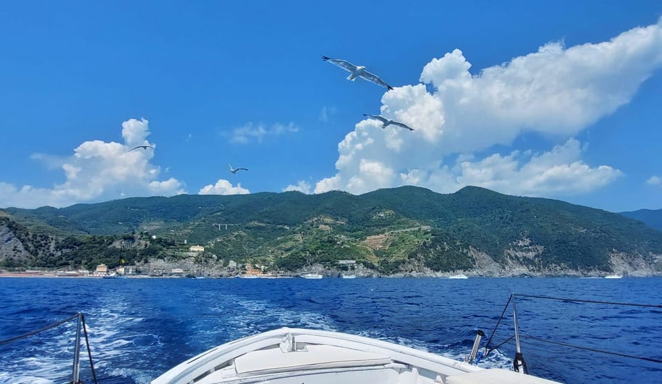 Tour en barco por Cinque Terre con un gozzo tradicional ligur ...