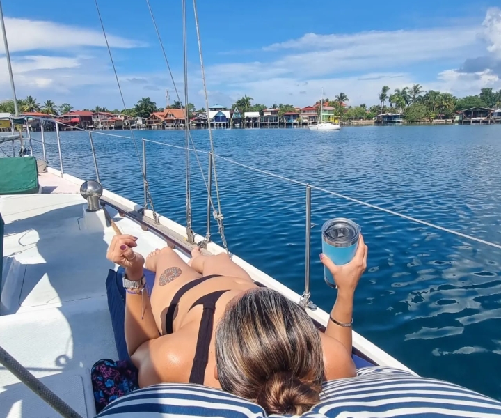 Rent a romantic night on a classic sailboat in Isla Colón