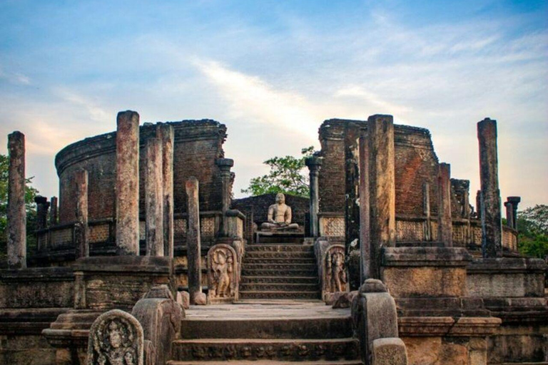 Kandy: Polonnaruwa, Sigiriya & Dambulla Private Tour
