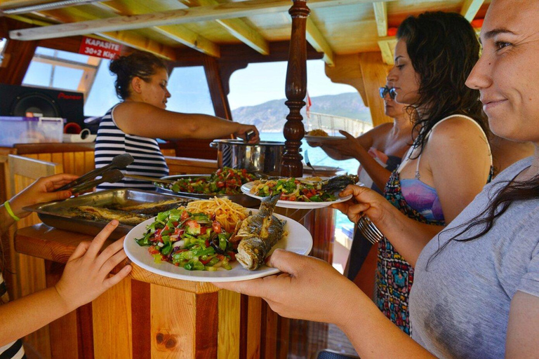 Antalya&amp;Kemer: Tour en barco por Suluada,Bahía de Adrasan,Playa de MaldivasTraslado desde Alanya