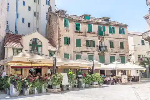 From Makarska : Split City Guided Tour & Free Time