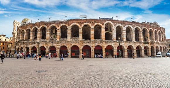 Verona: Geführter Rundgang in kleiner Gruppe mit Arena Tickets