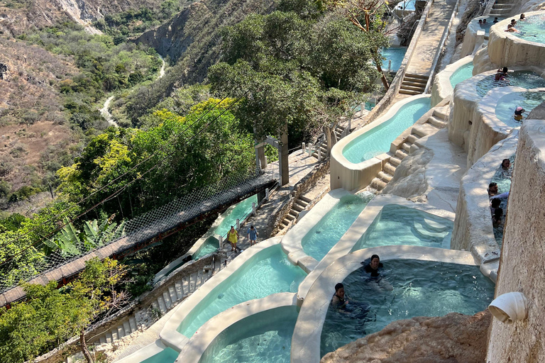 Mexico-Stad: Tolantongo-grotten, warmwaterbronnen en natuurlijke zwembadenMexico-Stad: Grutas de Tolantongo, warmwaterbronnen en natuurlijke zwembaden