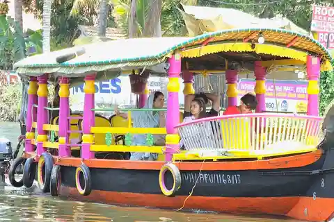 Alleppey: Shikara Boat Ride with Village Tour & Canal Cruise