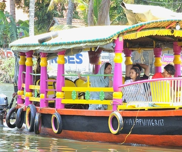 Alleppey: Shikara Boat Ride with Village Tour & Canal Cruise