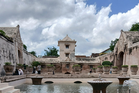 Yogyakarta: Palace, Taman Sari, & Borobudur Day Trip