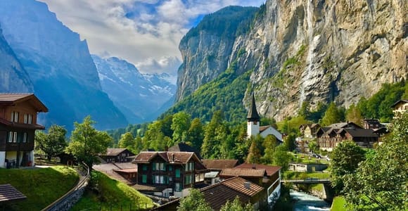From Lucerne: Swiss Alps Tour, Lauterbrunnen & Beatus Caves