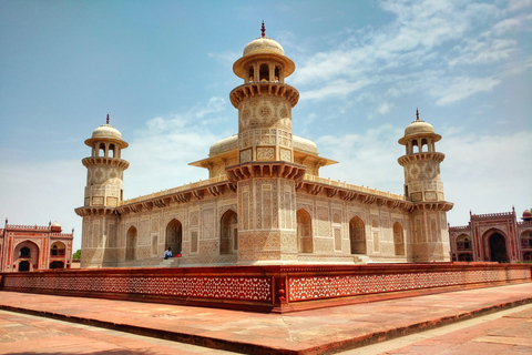 Depuis Delhi : lever de soleil sur le Taj Mahal, Fort d'Agra et Baby Taj en voitureVoiture, chauffeur, guide, billets d'entrée et petit-déjeuner dans un hôtel 5 étoiles