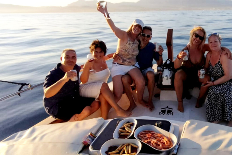 Estepona : Excursion en bateau à la recherche de dauphins avec boissons et collations