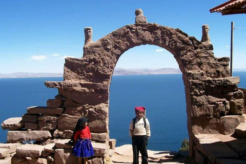 Da Cusco: Viaggio di andata e ritorno in autobus + Tour del Lago Titicaca di 1 giorno