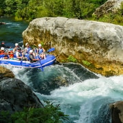 Split/Omiš: Rafting en el río Cetina con salto de acantilado y natación