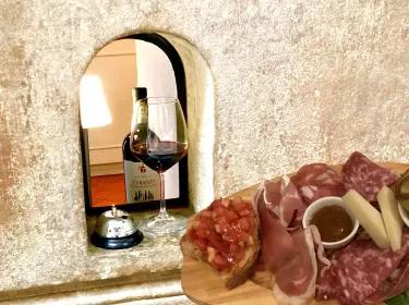 Florenz: Weinfenster-Rundgang mit Wein und Häppchen