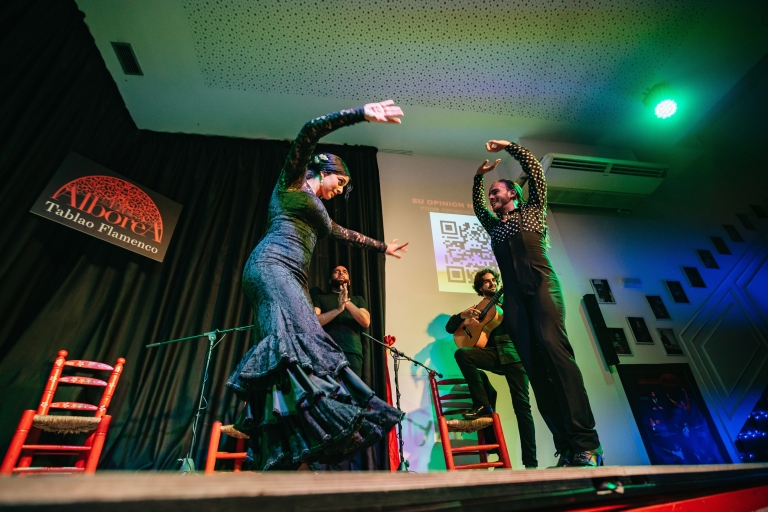 Grenade : spectacle de flamenco à La AlboreáGrenade : spectacle de flamenco avec vin et saucisses