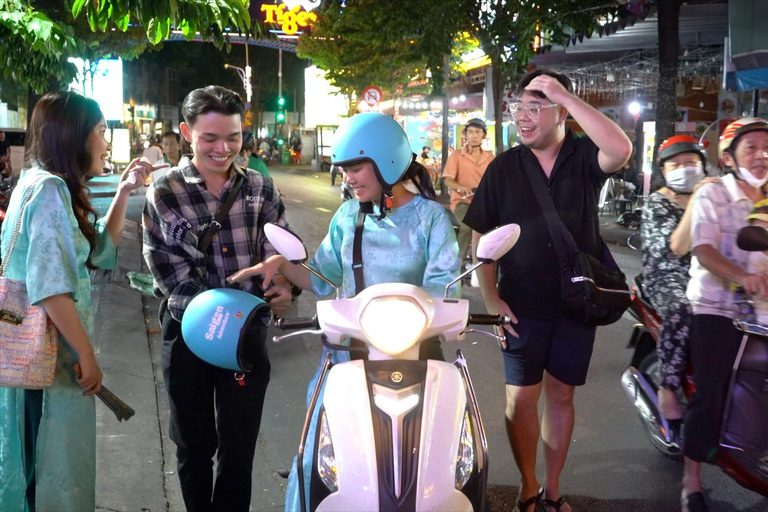 Street Food och sightseeing kvällstur | Ao Dai kvinnlig ryttareKvinnlig förare | 12 Provsmakningar &amp; Sightseeing med skoter