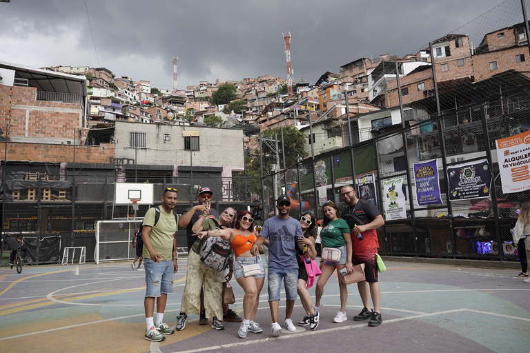 Medellín: Comuna 13 (Graffitour) Discover the Transformation