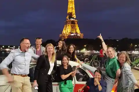 Paris: Stadtrundfahrt bei Nacht im Oldtimer