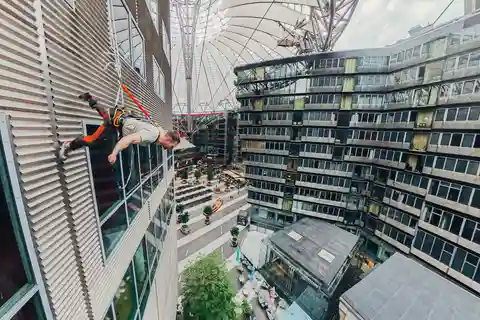 Berlin: Biljett för att springa ner för sidan av Andel's Hotel