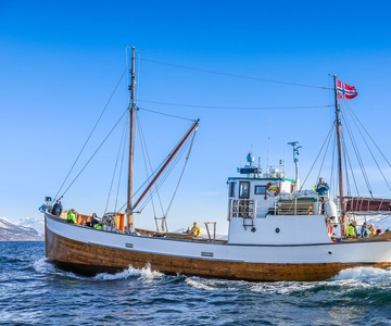Tromsø: Fjord History Cruise with Snack and Drinks