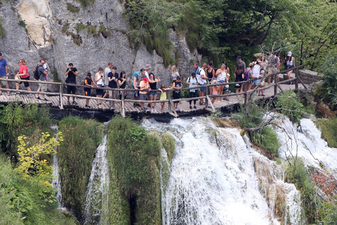 Tour privado de un día por las Cascadas de Krka y el Castillo de Juego de Tronos