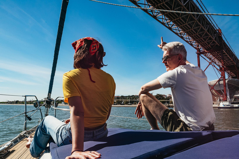 Lissabon: Stadssilhuett Segelbåtskryssning med drink och snacksDay Cruise på engelska