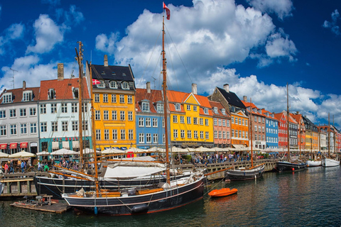 Cata de vinos daneses con guía en Copenhague Nyhavn5 horas: Visita a la Ciudad Vieja y Cata de 6 Vinos con Comida