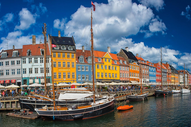 Cata de vinos daneses con guía en Copenhague Nyhavn5 horas: Visita a la Ciudad Vieja y Cata de 6 Vinos con Comida