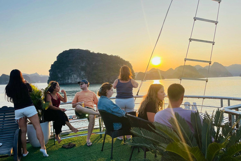 Desde Hanoi: Crucero de lujo de un día por la bahía de Ha Long con comida y kayakExcursión con punto de encuentro en el puerto de Tuan Chau