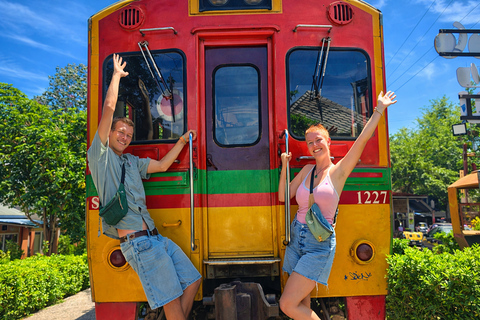 Bangkok: Maeklong Train Ride & Floating Market Boat Ride