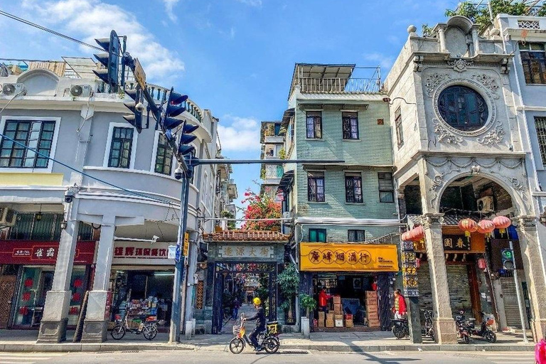 Private Guangzhou Tour: Shamian Island & Yongqing Fang Chinese-speaking Guide + Translation Device