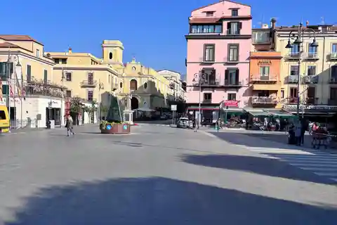 Sorrento: Transfer til Napoli, lufthavn, togstation. Havn.