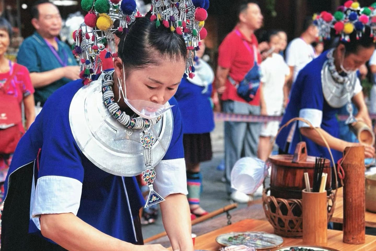 桂林至三江：东村、当地午餐和茶山其他语言的导游